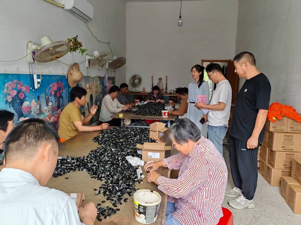 天長(zhǎng)市殘聯(lián)工作人員到壩田社區(qū)殘疾人工作站調(diào)研