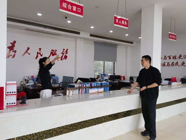 大通鎮(zhèn)許鎮(zhèn)長(zhǎng)一行到壩田社區(qū)調(diào)研秋收秋種工作