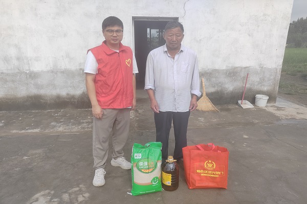 情暖“八一”：馮安村黨總支慰問退役軍人