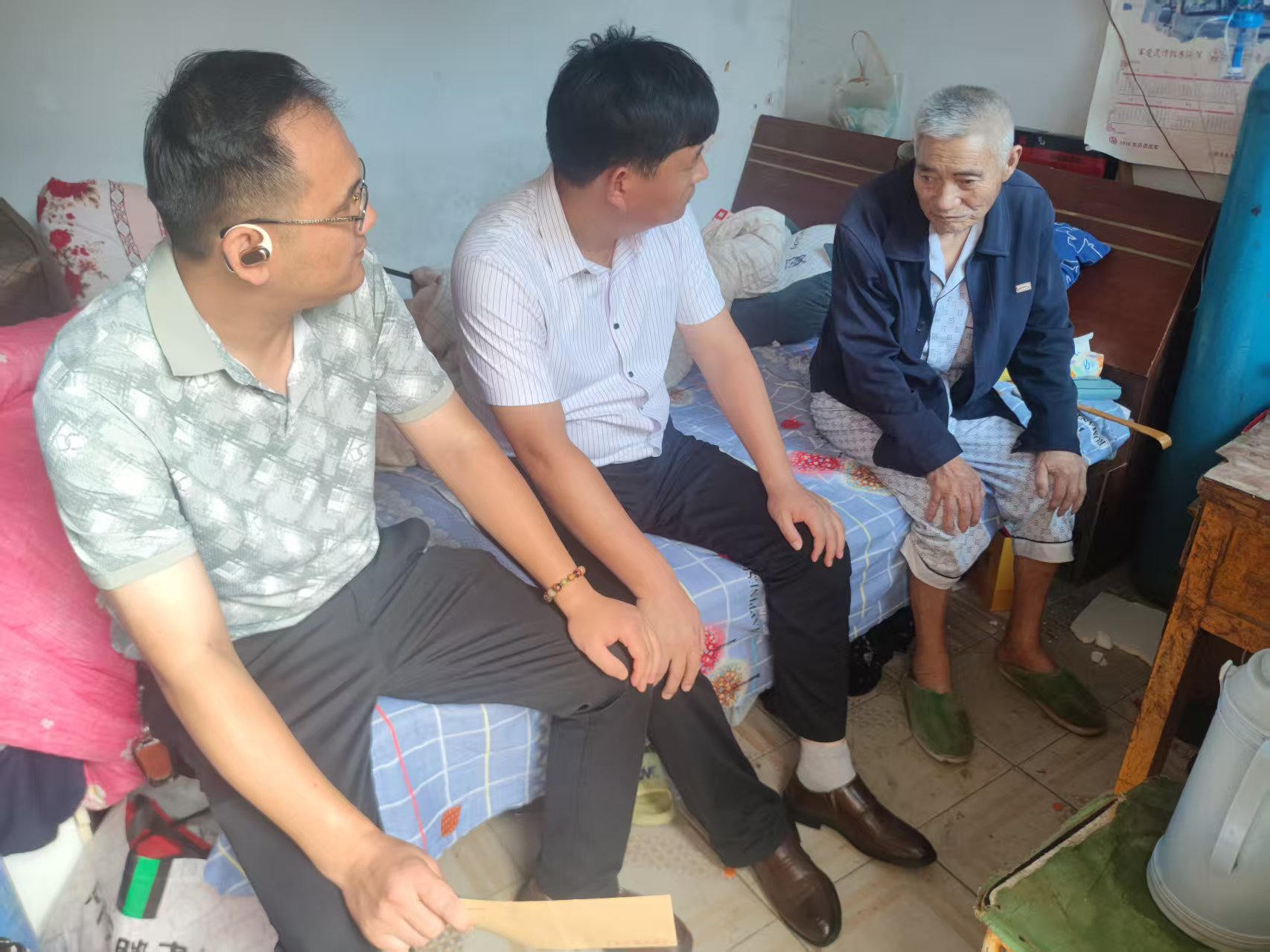 七一節(jié)前走訪慰問(wèn)困難黨員