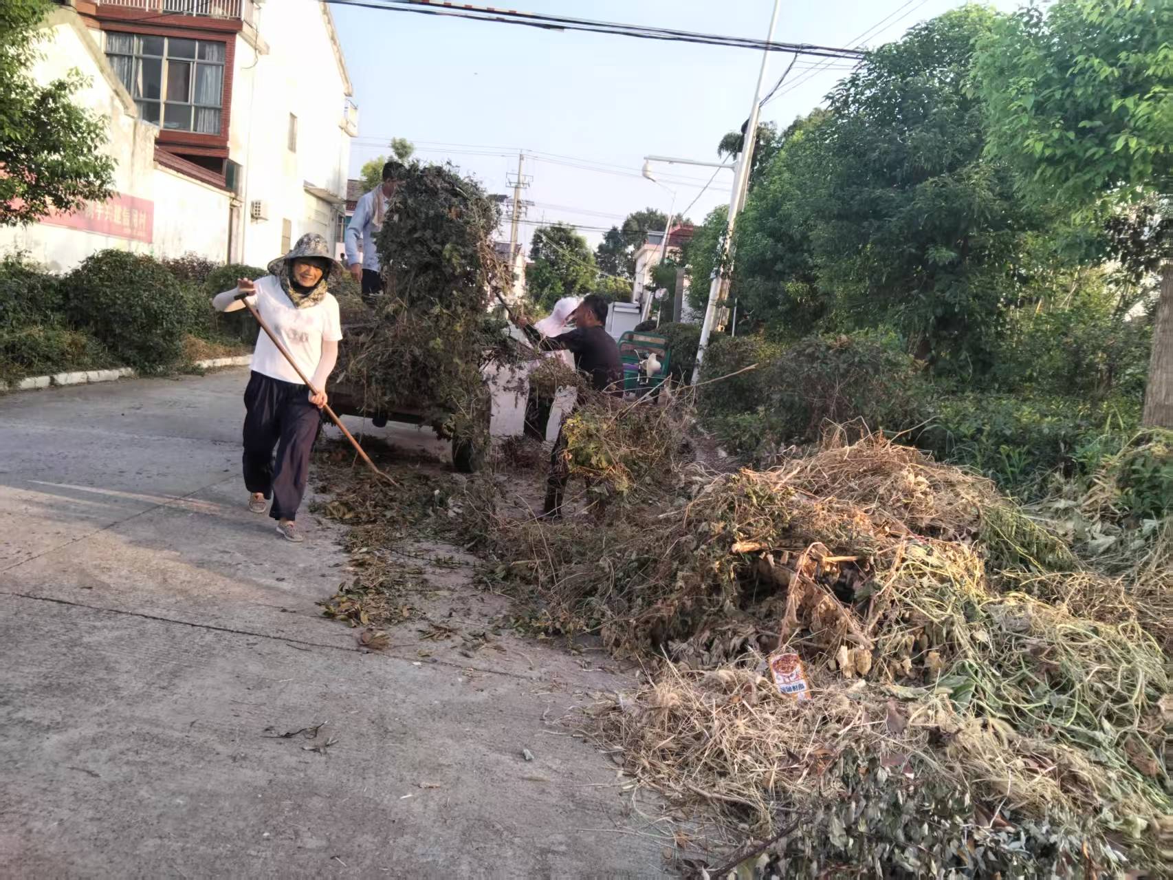 黃橋村開(kāi)展“環(huán)境衛(wèi)生整治 我們?cè)谛袆?dòng)”志愿服務(wù)活動(dòng)