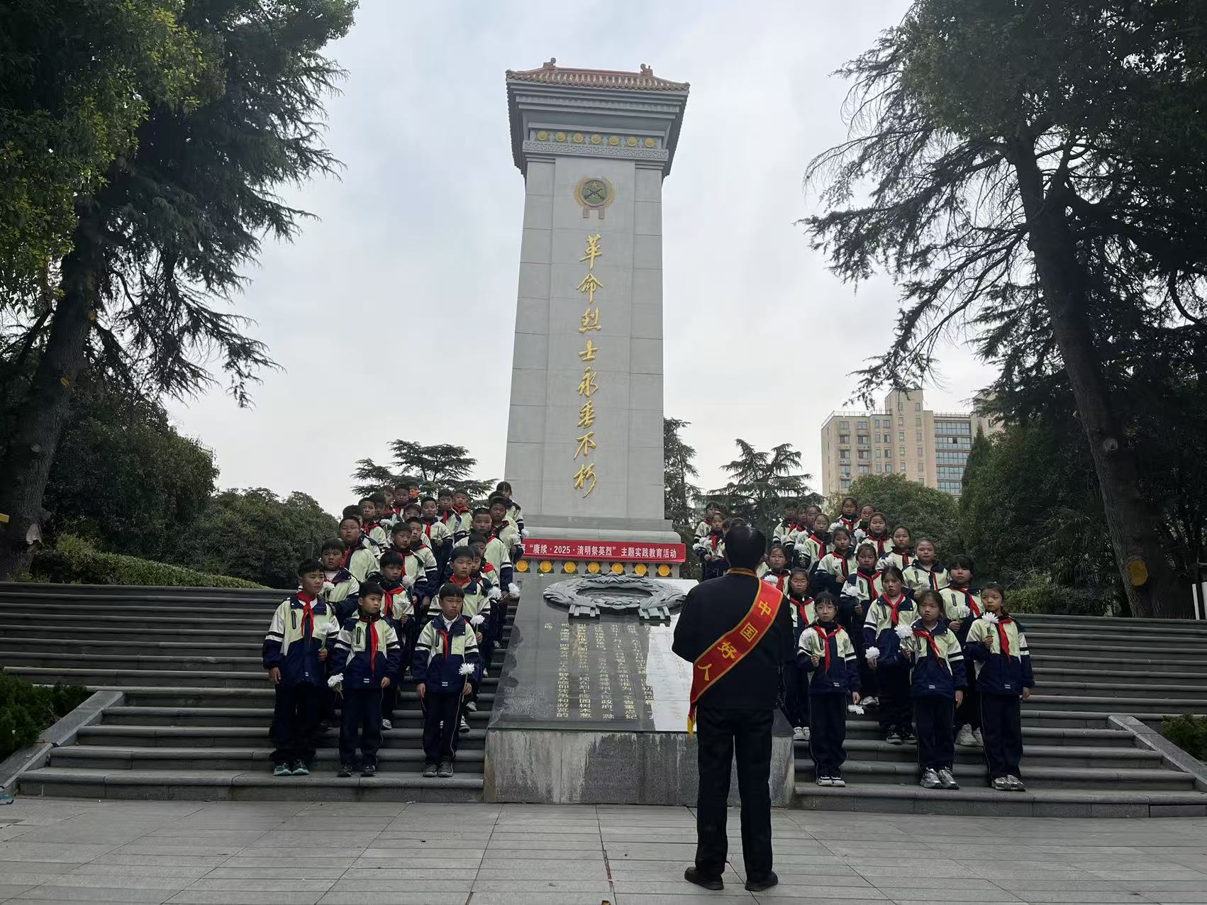 千秋街道天寧社區(qū)：開展“緬懷革命先烈，傳承紅色基因”主題黨日活動(dòng)