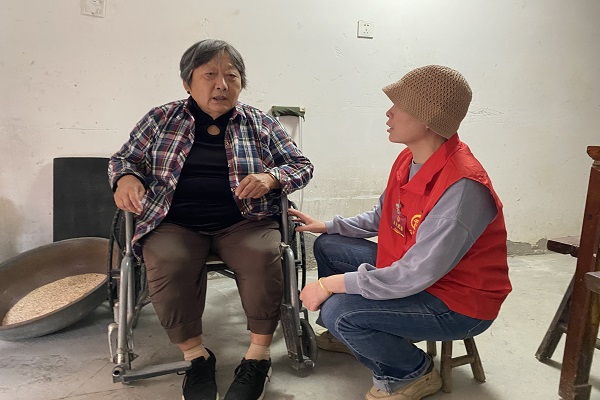 石梁鎮(zhèn)石龍村：開(kāi)展“關(guān)愛(ài)零距離 情暖老人心”志愿服務(wù)活動(dòng)