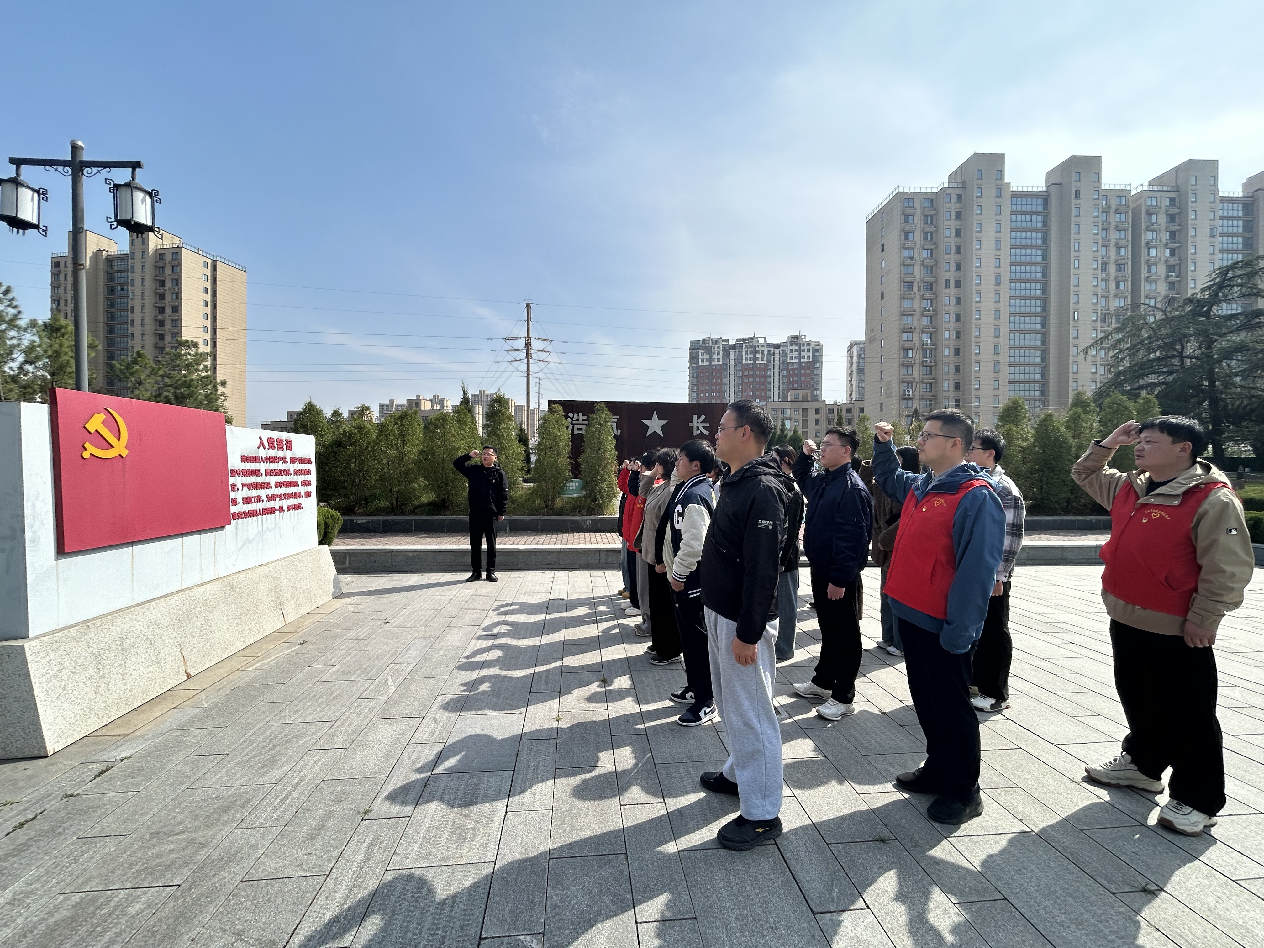 廣陵街道二鳳社區開展“執帚掃塵敬獻英靈地 披紅宣誓筑牢信仰基”  ——“紅色合伙人”清明祭掃活動