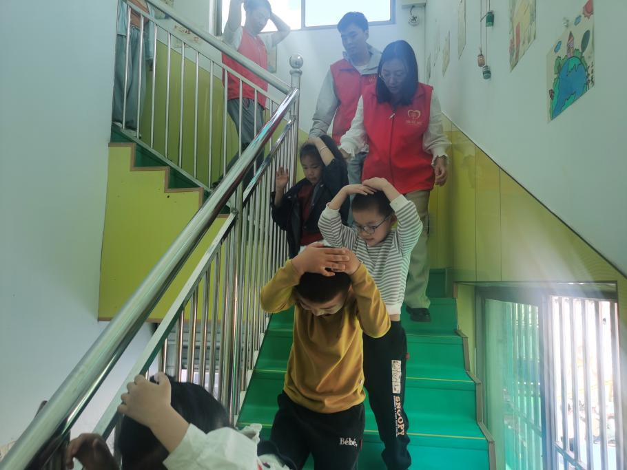 廣陵街道沃公社區：“防災減災，安全童行”防震演練活動