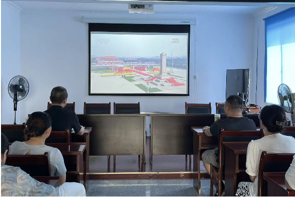 小關(guān)社區(qū)組織工作人員觀看紀(jì)念抗戰(zhàn)勝利80周年閱兵儀式