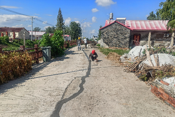 小關(guān)社區(qū)積極維修小關(guān)河道旁路面