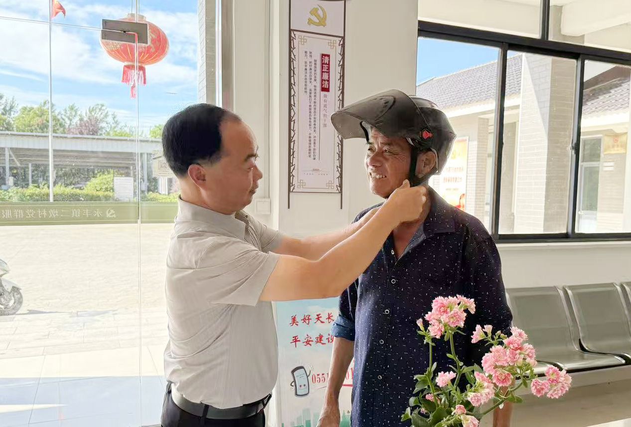 永豐鎮(zhèn)二墩村：無聲關(guān)懷“戴”頭盔 安全守護(hù)暖民心