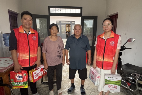 民生社區開展“情暖金秋送關懷”慰問活動