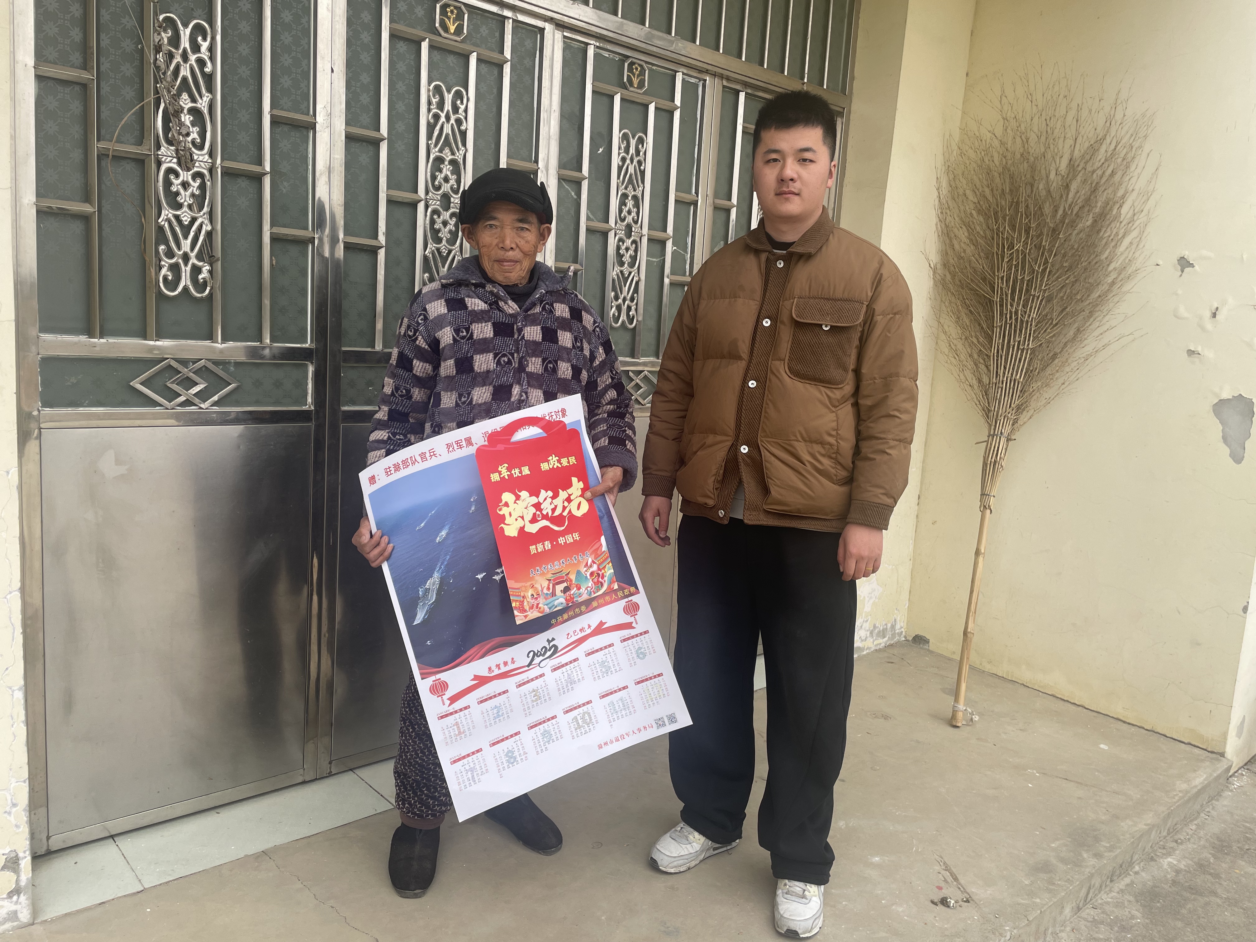 興隆村：關(guān)愛退役軍人 發(fā)放春節(jié)年畫
