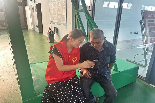  街南村開展“數字助老”活動